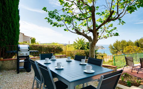 La Maison de L'Amiral: Sneeuw, Lucht, Wolk, Berg, Gebouw, Helling, Boom, Fabriek, Huis, Natuurlijk Landschap
