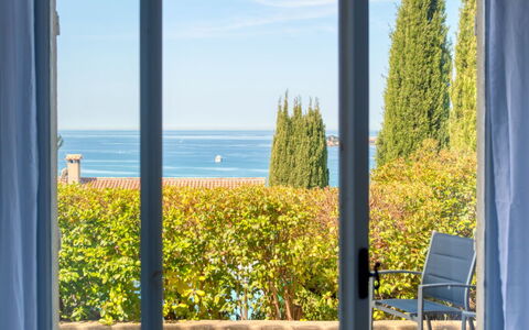 La Maison de L'Amiral: Sneeuw, Lucht, Wolk, Berg, Gebouw, Helling, Boom, Fabriek, Huis, Natuurlijk Landschap