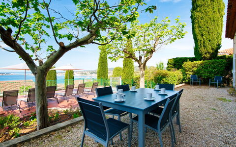 La Maison de L'Amiral: Sneeuw, Lucht, Wolk, Berg, Gebouw, Helling, Boom, Fabriek, Huis, Natuurlijk Landschap