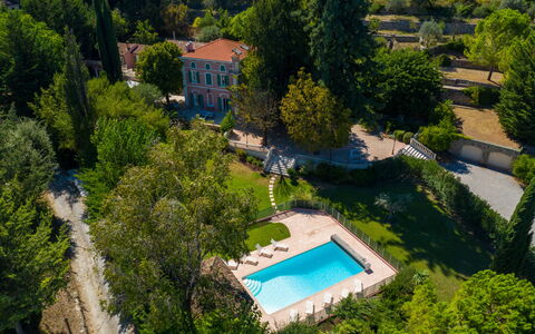 La Verdière: Eigentum, Gebäude, Pflanze, Azurblau, Baum, Die Architektur, Vegetation, Wasser, Urban Design, Nachbarschaft