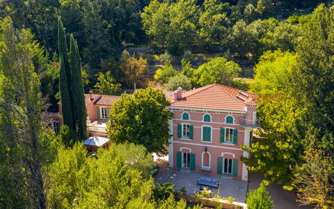 La Verdière: Gebäude, Fenster, Pflanze, Baum, Natürliche Landschaft, Haus, Gelb, Wohngebiet, Gras, Landschaft
