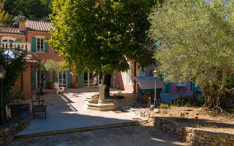 La Verdière: Pflanze, Gebäude, Fenster, Haus, Strassenbelag, Schatten, Baum, Urban Design, Nachbarschaft, Wohngebiet