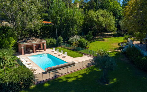 La Verdière: Pflanze, Baum, Vegetation, Natürliche Landschaft, Grundstueck, Schwimmbad, Gebäude, Gras, Freizeit, Landschaft