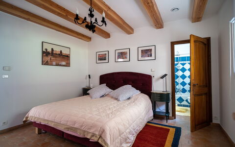 La Verdière: Möbel, Eigentum, Bilderrahmen, Gebäude, Komfort, Holz, Azurblau, Fenster, Textil, Interior Design