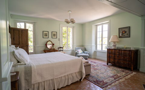 La Verdière: Fenster, Möbel, Cabinetry, Holz, Schublade, Beleuchtung, Interior Design, Gebäude, Fussboden