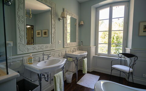 La Verdière: Spiegel, Zapfhahn, Armatur, Sinken, Bad Sink, Fenster, Badezimmer, Bilderrahmen, Interior Design, Die Architektur