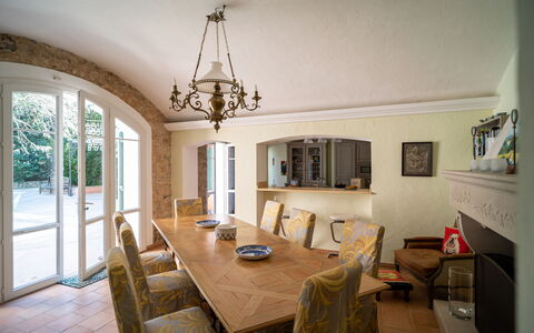 La Verdière: Tabelle, Eigentum, Bilderrahmen, Gebäude, Stuhl, Holz, Interior Design, Flooring, Fussboden, Wohnzimmer