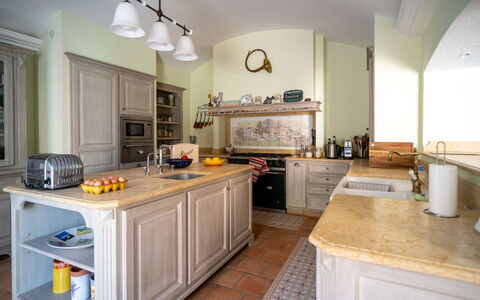 La Verdière: Cabinetry, Countertop, Sinken, Spüle, Herd, Küchengerät, Haushaltsgerät, Holz, Küche, Interior Design