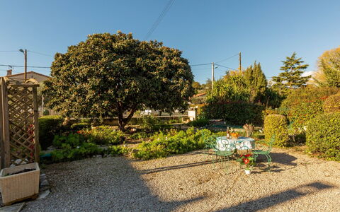 Le Néflier: Cielo, Costruzione, Pianta, Finestra, Albero, Urban Design, Zona Residenziale, Asfalto, Ruota, Manto Stradale