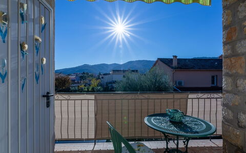 Le Néflier: Cielo, Costruzione, Pianta, Finestra, Albero, Urban Design, Zona Residenziale, Asfalto, Ruota, Manto Stradale