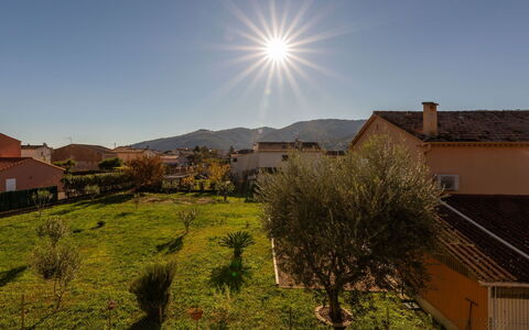 Le Néflier: Cielo, Costruzione, Pianta, Finestra, Albero, Urban Design, Zona Residenziale, Asfalto, Ruota, Manto Stradale