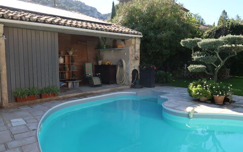 La Croix du Puits: Acqua, Pianta, Proprietà, Cielo, Costruzione, Albero, Piscina, Tempo Libero, Porta, Shade