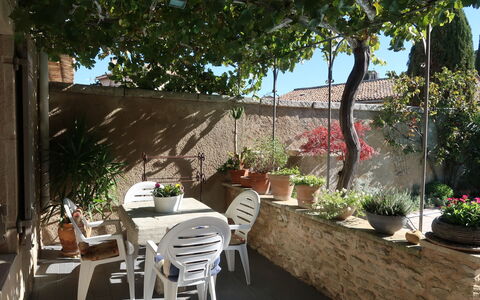 La Croix du Puits: Pianta, Tavolo, Vaso Di Fiori, Mobilia, Pianta Della Casa, Shade, Sedia, Costruzione, Mobili Da Esterno, Albero