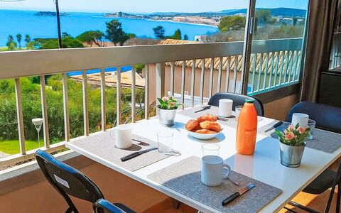 Terre Marine: Möbel, Gartenmöbel, Stuhl, Balkon, Wohnung, Schatten, Resort, Tisch Im Freien, Eco Hotel, Küche & Esszimmer Tisch