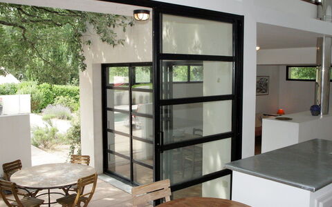 Villa Isabelle: Propriété, Pièce, Meubles, Bâtiment, Design Intérieur, Maison, Architecture, Porte, Étagère, Table