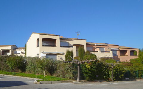 Les Hameaux de L'Ile Rousse: Ciel, Plante, Propriété, Bâtiment, Fenêtre, Lot Terre, Design Urbain, Arbre, Quartier, Zone Résidentielle