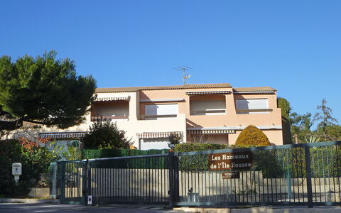 Les Hameaux de L'Ile Rousse: Ciel, Plante, Fenêtre, Bâtiment, Arbre, Clôture, Ombre, Design Urbain, Maison, Quartier
