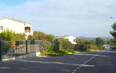 Les Hameaux de L'Ile Rousse: Nuage, Plante, Ciel, Bâtiment, Arbre, Surface De La Route, Asphalte, Lot Terre, Ombre, Design Urbain