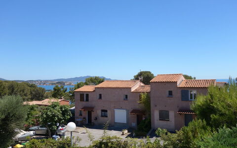 Les Hameaux de L'Ile Rousse: Propriété, Maison, Zone Résidentielle, Ciel, Immobilier, Domicile, Bâtiment, Arbre, Village, Architecture