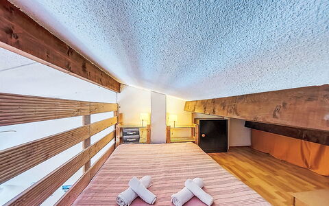 Les Hameaux de L'Ile Rousse: Design Intérieur, Sol, Sol, Bois, Plafond, Chambre, Lit, Éclairage, Pièce, Drap De Lit