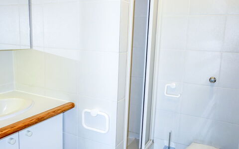 Bandol 230: Ejendom, Badeværelse, Værelse, Flise, Væg, Arkitektur, Hus, Materielle Værdier, Etage, Indretning