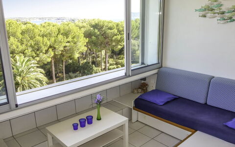 Bandol 230: Ejendom, Møbel, Vindue, Azure, Grøn, Blå, Indretning, Couch, Plante