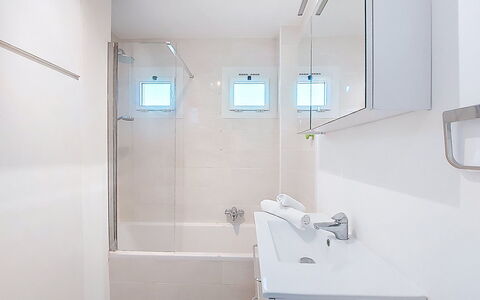 La Calanque D'Or: Salle De Bains, Luminaire Plomberie, Mur, Sol, Design Intérieur, Sol, Plomberie, Baignoire, Plafond, Pièce