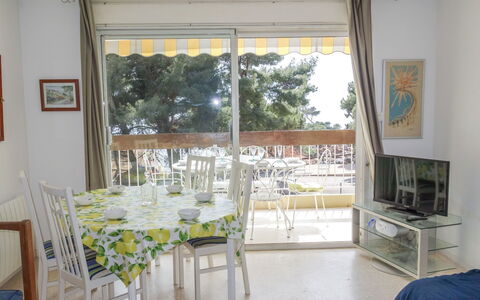 La Calanque D'Or: Eigentum, Zimmer, Gebäude, Möbel, Haus, Interior Design, Gelb, Grundeigentum, Fussboden, Fenster