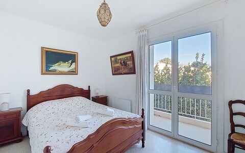 La Calanque D'Or: Meubles, Lit, Chambre, Design Intérieur, Bois, Drap De Lit, Sol, Pièce, Literie, Sol