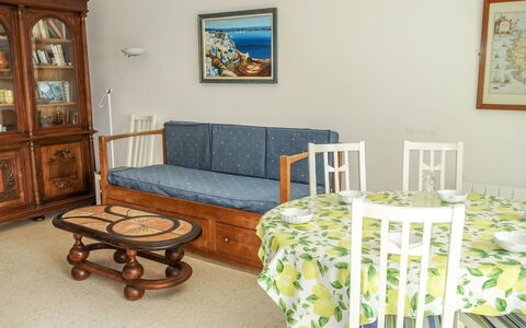 La Calanque D'Or: Meubles, Pièce, Propriété, Design Intérieur, Sol, Table, Chambre, Maison, Jaune, Chaise