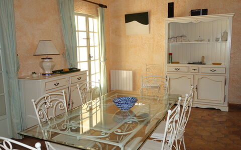 Domaine Port D'Alon: Habitación, Mueble, Propiedad, Diseño De Interiores, Suelo, Mesa, Pared, Casa, Edificio, Cocina