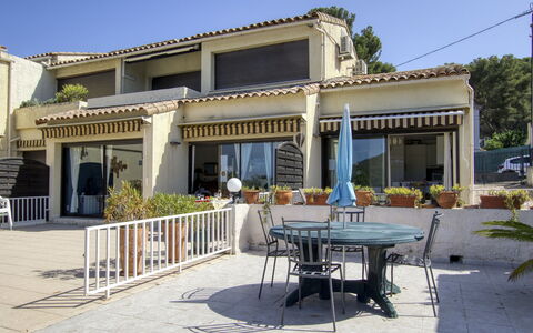 Saint Cyr sur Mer la Madrague 160: Barrio Residencial, Casa, Sombra, Inmuebles, Balcón, Diseño, Toldo, Villa, Estructura Al Aire Libre