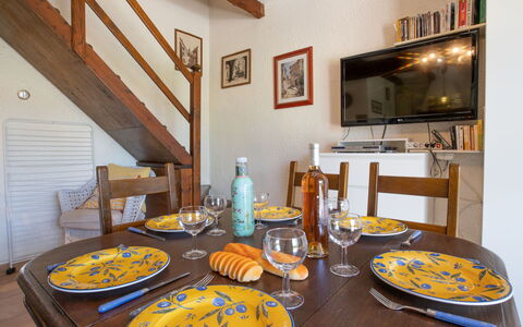 Les Jardins de Sinople: Tabelle, Essen, Geschirr, Möbel, Eigentum, Bilderrahmen, Dishware, Flasche, Holz, Stuhl