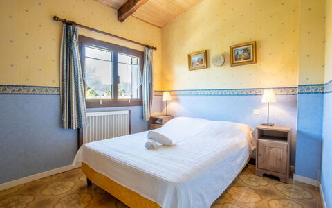 Les Jardins de Sinople: Eigentum, Möbel, Fenster, Holz, Azurblau, Komfort, Bett, Interior Design, Fussboden