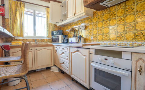 Les Jardins de Sinople: Cabinetry, Countertop, Gebäude, Küche, Herd, Küchengerät, Holz, Fenster, Haushaltsgerät, Interior Design