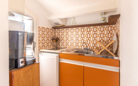 Saint Cyr sur Mer la Madrague 600: Cabinetry, Countertop, Gebouw, Toestel Van De Keuken, Keuken, Hout, Verlichting, Fornuis, Huishoudapparatuur, Interieur Ontwerp