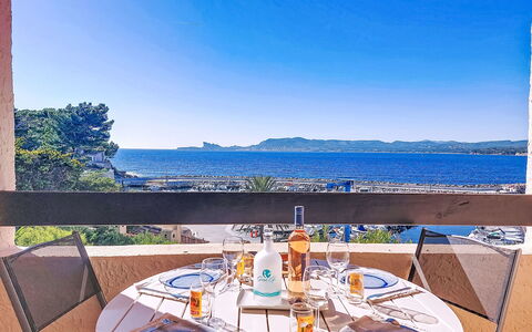 Saint Cyr sur Mer la Madrague 600: Meubilair, Buitenmeubels, Zee, Restaurant, Kust, Keuken En Eettafel, Stoel, Buitentafel, Toevlucht, Schaduw