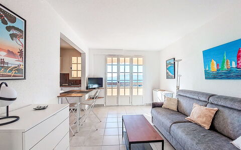 Saint Cyr sur Mer la Madrague 600: Appartement, Meubilair, Condominium, Stoel, Balkon, Hotel, Buitenmeubels, Penthouse, Armleuning