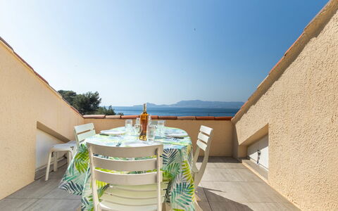 Saint Cyr sur Mer la Madrague 600: Gebouw, Fabriek, Eigendom, Venster, Land Lot, Stedelijk Ontwerp, Landschap, Buurt, Gras, Vrije Tijd