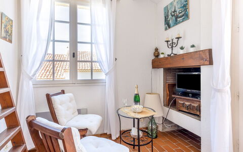 Saint Cyr sur Mer la Madrague 600: Meubilair, Eigendom, Venster, Tafel, Fotolijst, Hout, Interieur Ontwerp, Verdieping, Woonkamer, Flooring