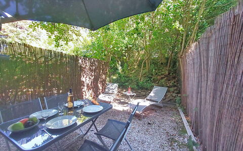 Saint Cyr sur Mer la Madrague 800: Meubilair, Buitenmeubels, Buitentafel, Stoel, Tuin, Backyard, Schaduw, Werf, Landscaping, Paraplu