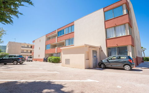 Saint Cyr sur Mer les Lecques 170: Roue, Ciel, Voiture, Propriété, Bâtiment, Véhicule, Asphalte, Architecture
