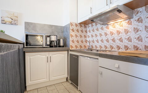 Saint Cyr sur Mer les Lecques 170: Cabinetry, Propriété, Comptoir, Cuisine, Bois, Appareil De Cuisine, Design Intérieur, Électroménager, Architecture, Sol