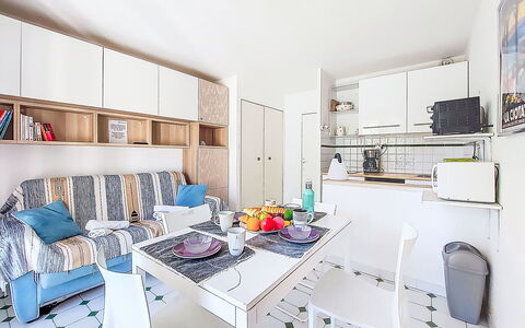 Saint Cyr sur Mer les Lecques 210: Diseño De Interiores, Mueble, Piso, Suelo, Departamento, Habitación, Casa, Cocina, Electrodoméstico, Techo