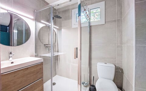 Saint Cyr sur Mer les Lecques 210: Baño, Arreglo De Tubería, Piso, Suelo, Diseño De Interiores, Lavabo Del Baño, Mueble De Baño, Baño, Lavabo, Espejo