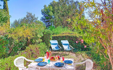 Saint Cyr sur Mer les Lecques 210: Azul, Arbusto, Jardín, Mueble Para Exteriores, Silla, Sombra, Paisajismo, Patio Interior, Yarda, Recurso