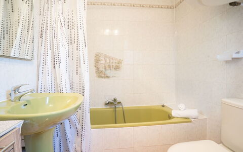 Le Lido: Sanitærarmatur, Badekar, Ejendom, Tap, Håndvask, Badeværelse, Purple, Badeværelsesvask, Bygning