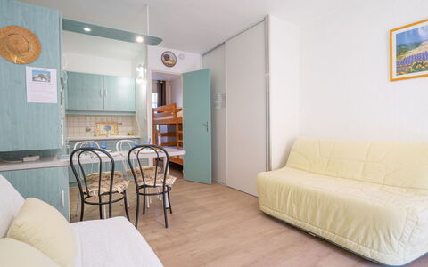 Le Lido: Billedramme, Ejendom, Træ, Couch, Komfort, Orange, Stue, Gulvbelægning, Indretning, Etage