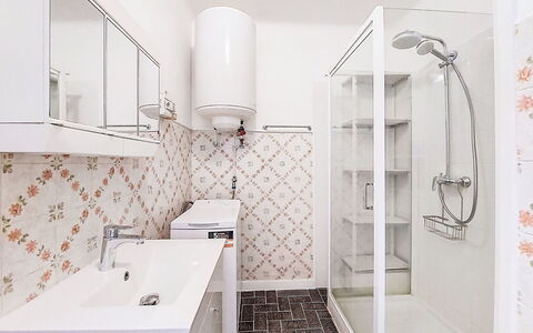 Provence Parc: Badezimmer, Flooring, Armatur, Interior Design, Fussboden, Wand, Toilette, Sinken, Bad Sink, Fliese