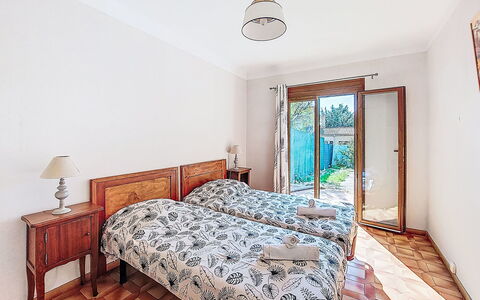 Provence Parc: Bett, Schlafzimmer, Möbel, Bettdecke, Fussboden, Flooring, Interior Design, Bedding, Linens, Bettrahmen